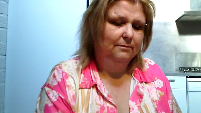 Snapshot of Sylviastar46 chatting on 03/02/26, 09:27 Sylviastar46 online show from 03/02/26, 09:27