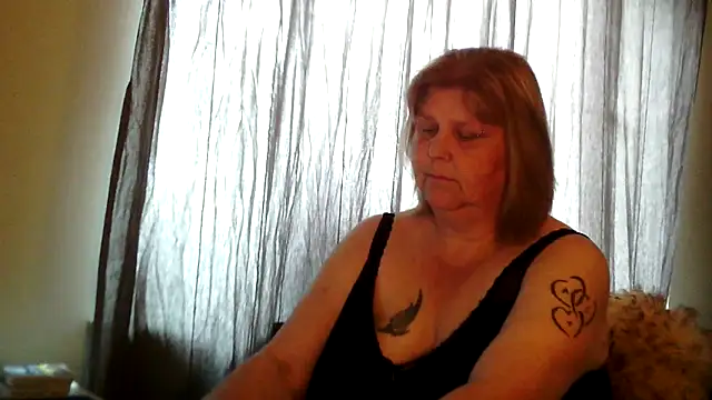 Snapshot of Sylviastar46 chatting on 06/10/26, 03:35 Sylviastar46 online show from 06/10/26, 03:35