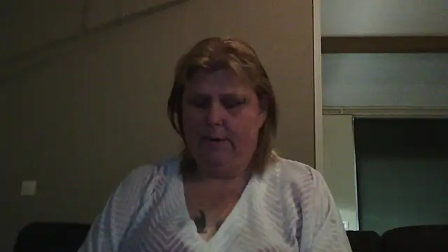 Snapshot of Sylviastar46 chatting on 02/06/26, 10:11 Sylviastar46 online show from 02/06/26, 10:11