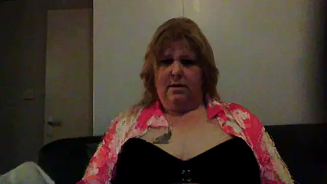 Snapshot of Sylviastar46 chatting on 02/25/26, 11:04 Sylviastar46 online show from 02/25/26, 11:04