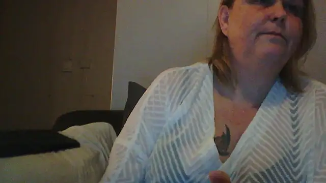 Snapshot of Sylviastar46 chatting on 02/22/26, 10:44 Sylviastar46 online show from 02/22/26, 10:44