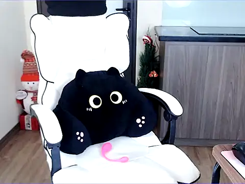 Luna loveU online show from 12/16/25, 03:16