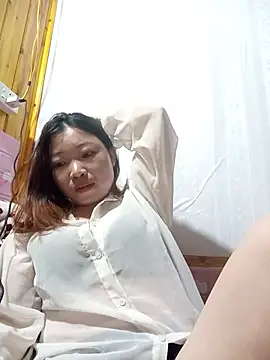 Snapshot of julybe chatting on 06/05/26, 03:18 julybe online show from 06/05/26, 03:18