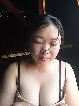 Snapshot of julybe chatting on 07/15/26, 06:42 julybe online show from 07/15/26, 06:42