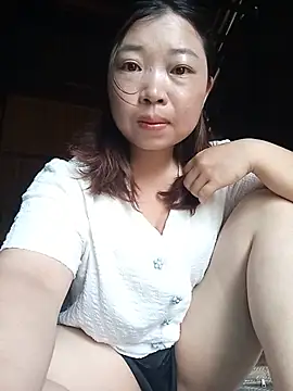 Snapshot of julybe chatting on 06/08/26, 05:41 julybe online show from 06/08/26, 05:41