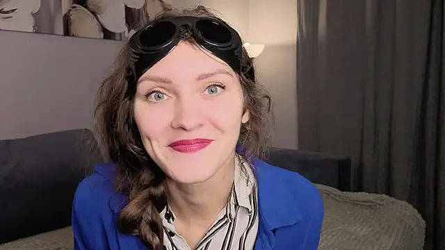 Snapshot of LauraYoungg chatting on 10/30/25, 07:44 LauraYoungg online show from 10/30/25, 07:44