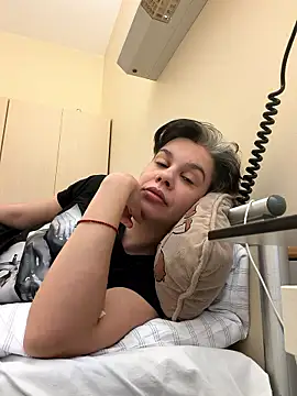 Snapshot of Carolineisback chatting on 02/02/26, 08:02 Carolineisback online show from 02/02/26, 08:02