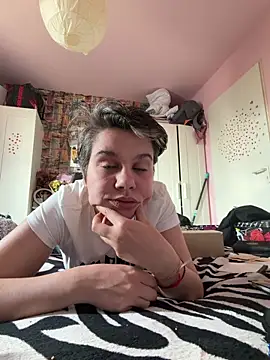 Snapshot of Carolineisback chatting on 03/01/26, 11:32 Carolineisback online show from 03/01/26, 11:32