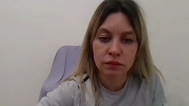 Snapshot of Little_Milf_5 chatting on 11/14/25, 06:44 Little Milf 5 online show from 11/14/25, 06:44