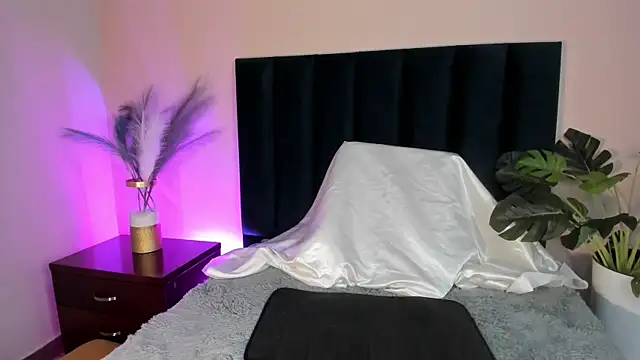 Snapshot of SophieJohnss chatting on 12/19/25, 06:54 SophieJohnss online show from 12/19/25, 06:54