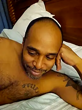 Snapshot of TraddyZaddy chatting on 10/31/25, 03:47 TraddyZaddy online show from 10/31/25, 03:47