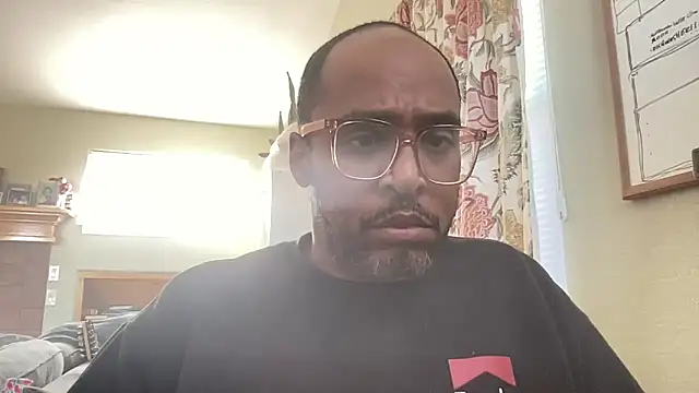 Snapshot of TraddyZaddy chatting on 10/29/25, 06:18 TraddyZaddy online show from 10/29/25, 06:18