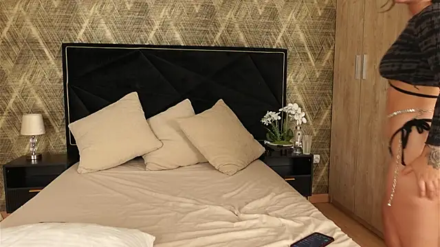 ZoeBella online show from 11/02/25, 01:16