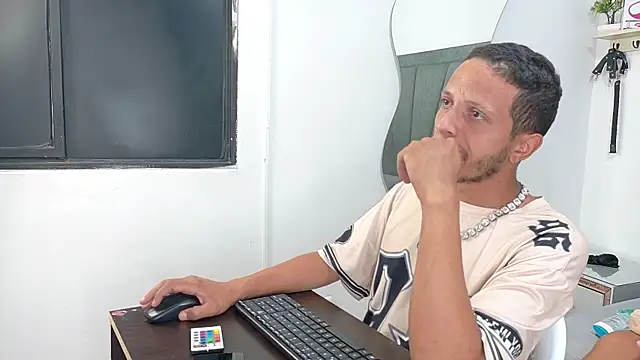 Snapshot of DamianandEva chatting on 07/01/26, 12:49 DamianandEva online show from 07/01/26, 12:49