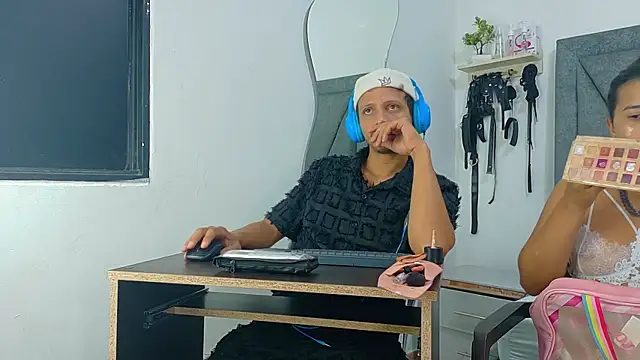 Snapshot of DamianandEva chatting on 06/02/26, 12:49 DamianandEva online show from 06/02/26, 12:49