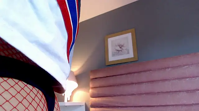 Snapshot of RavynRouge_ chatting on 12/15/25, 01:06 RavynRouge online show from 12/15/25, 01:06