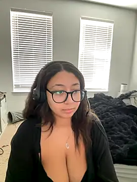 Snapshot of minha_baby chatting on 10/31/25, 09:43 minha baby online show from 10/31/25, 09:43