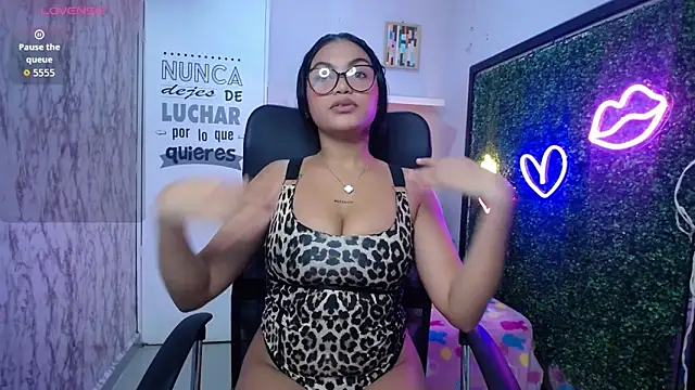 valeria martinez19 online show from 11/18/25, 02:49