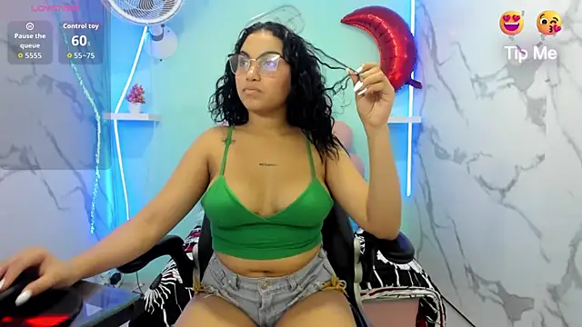 Snapshot of valeria_martinez19 chatting on 04/14/26, 03:11 valeria martinez19 online show from 04/14/26, 03:11