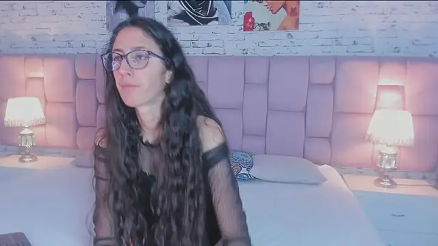 Snapshot of GirafMusic chatting on 11/14/25, 01:04 GirafMusic online show from 11/14/25, 01:04