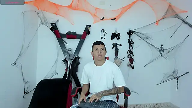 Snapshot of Steven19_LatinBoy chatting on 10/30/25, 12:03 Steven19 LatinBoy online show from 10/30/25, 12:03