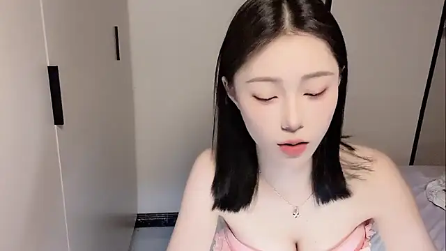 Snapshot of yuyu-33 chatting on 05/17/26, 01:22 yuyu-33 online show from 05/17/26, 01:22
