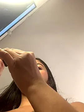 Snapshot of Julii chatting on 11/08/25, 05:49 Julii online show from 11/08/25, 05:49