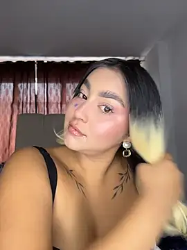 Snapshot of Elina_Hills chatting on 06/16/26, 02:06 Elina Hills online show from 06/16/26, 02:06