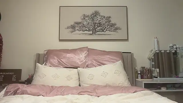 Snapshot of juliaraee chatting on 11/26/25, 10:37 juliaraee online show from 11/26/25, 10:37