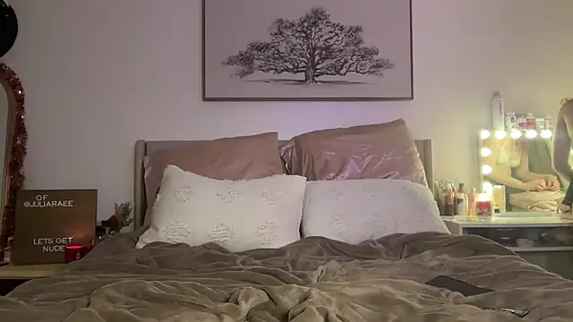 Snapshot of juliaraee chatting on 12/14/25, 05:35 juliaraee online show from 12/14/25, 05:35