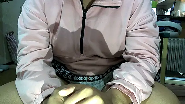 Snapshot of NewBeginnings8 chatting on 11/19/25, 06:13 NewBeginnings8 online show from 11/19/25, 06:13