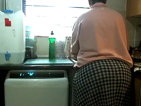 Snapshot of NewBeginnings8 chatting on 11/03/25, 06:18 NewBeginnings8 online show from 11/03/25, 06:18