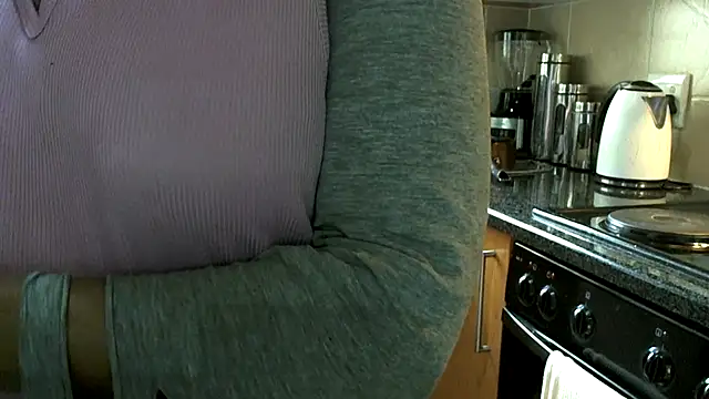 Snapshot of NewBeginnings8 chatting on 11/26/25, 08:03 NewBeginnings8 online show from 11/26/25, 08:03