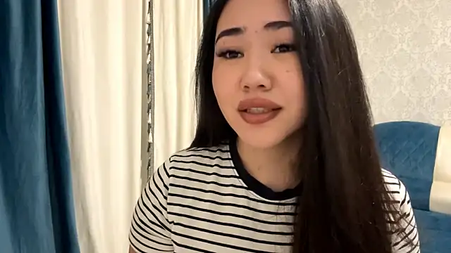 Snapshot of APRYLSUN chatting on 11/12/25, 12:09 APRYLSUN online show from 11/12/25, 12:09