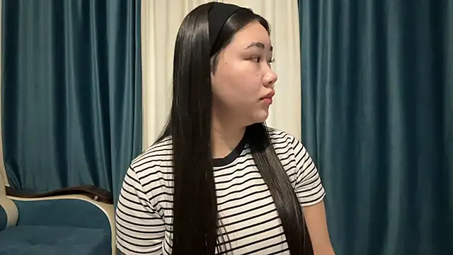 Snapshot of APRYLSUN chatting on 12/15/25, 11:05 APRYLSUN online show from 12/15/25, 11:05