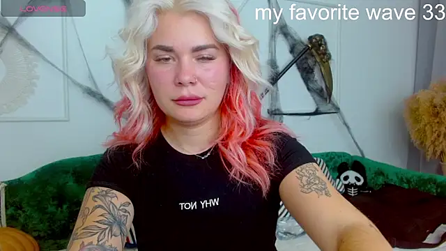 Snapshot of lada_love chatting on 10/30/25, 01:53 lada love online show from 10/30/25, 01:53