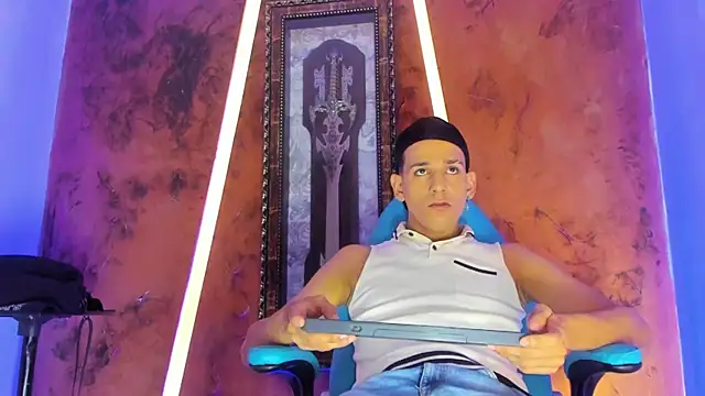 Snapshot of noah_deluxe chatting on 10/31/25, 01:08 noah deluxe online show from 10/31/25, 01:08