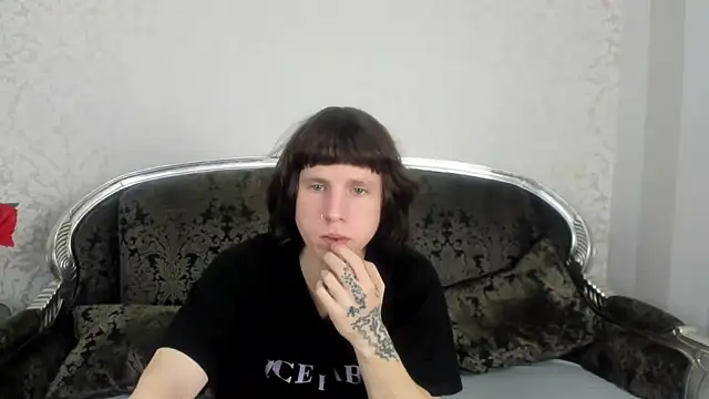 Snapshot of TommyCrown chatting on 10/31/25, 10:23 TommyCrown online show from 10/31/25, 10:23