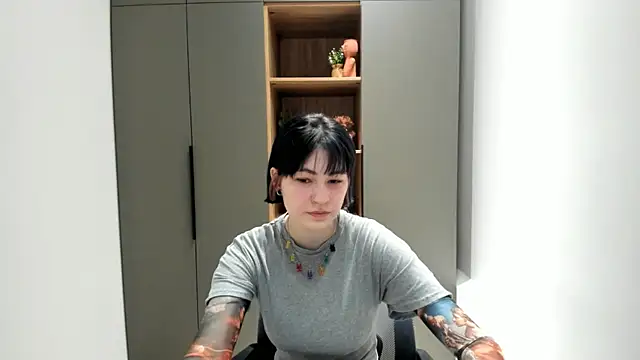 Snapshot of GloriaLemanski chatting on 11/02/25, 03:44 GloriaLemanski online show from 11/02/25, 03:44