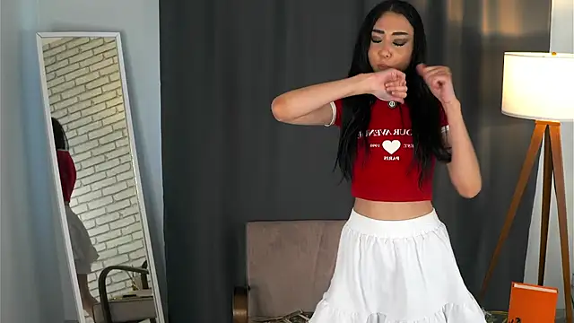 Snapshot of MaidaCalIe chatting on 10/31/25, 05:15 MaidaCalIe online show from 10/31/25, 05:15