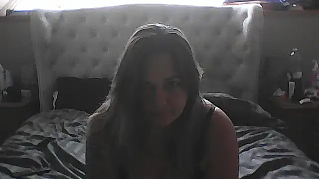 Snapshot of wetbox2 chatting on 10/31/25, 11:51 wetbox2 online show from 10/31/25, 11:51