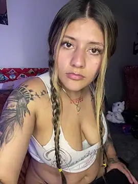 Snapshot of Crystall_15 chatting on 12/23/25, 02:33 Crystall 15 online show from 12/23/25, 02:33