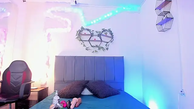 Lucerop  online show from 02/15/26, 03:40