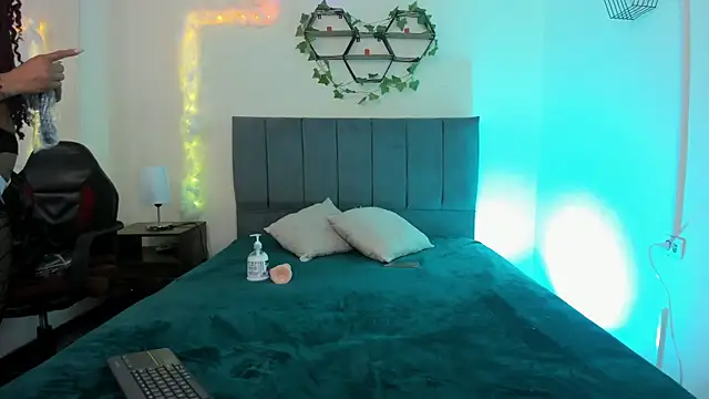 Lucerop  online show from 12/21/25, 03:52