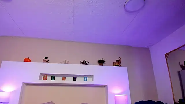 Sophie Russell  online show from 12/04/25, 04:33