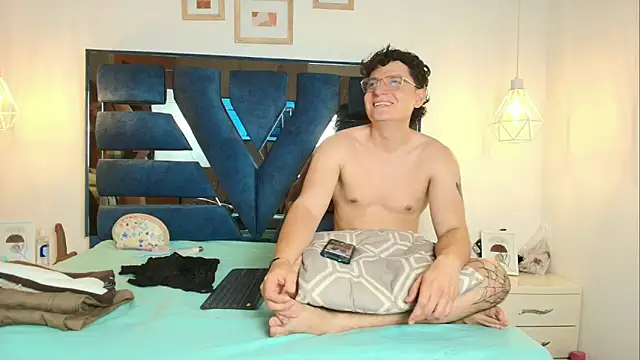 Zoe And Dylan  online show from 04/04/26, 12:12