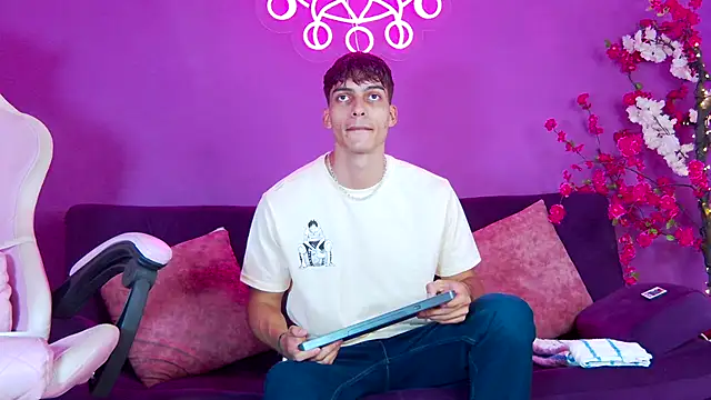 AlessioVitale online show from 11/24/25, 12:16