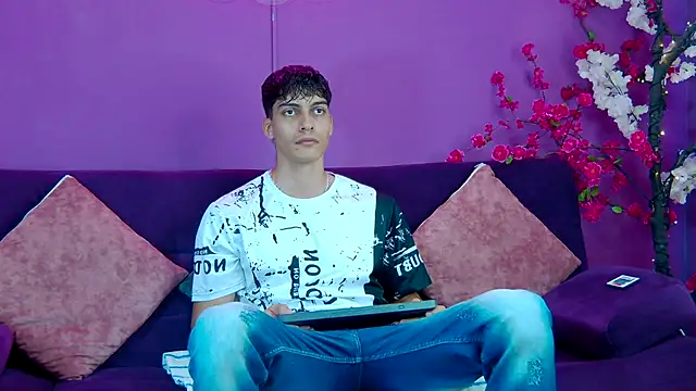 AlessioVitale online show from 11/30/25, 01:34