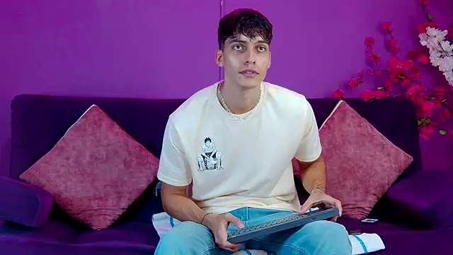 AlessioVitale online show from 11/28/25, 12:27