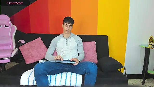 AlessioVitale online show from 12/01/25, 12:17